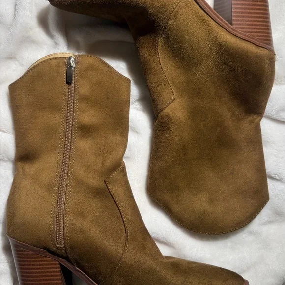 Nine West Wyla Suede Western Boots
Size 8M - Picture 4 of 8